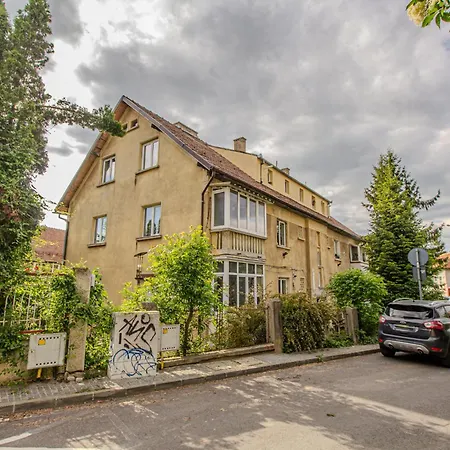 Mohost Centrum - Urban Retreat In Center Apartment Brasov